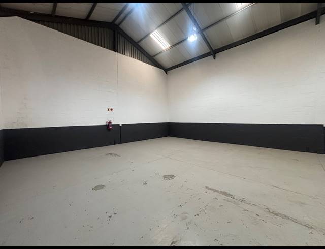 275M² WAREHOUSE TO LET IN STRAND INDUSTRIA